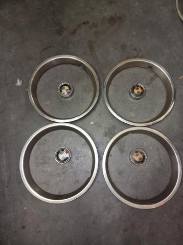 BMW oldtimer velg ringen en naafdoppen beschikbaar voor biedingen