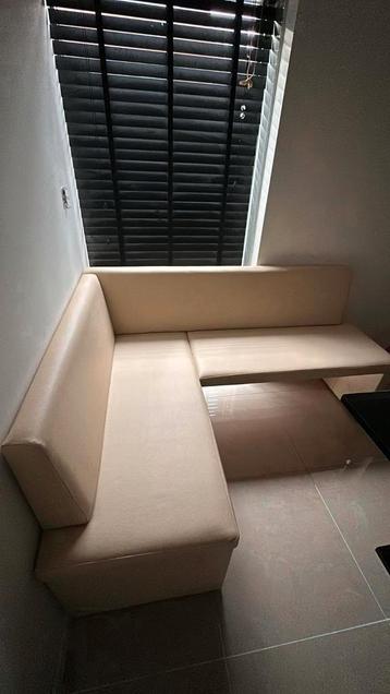 Gloednieuwe eettafel hoekbank beschikbaar voor biedingen