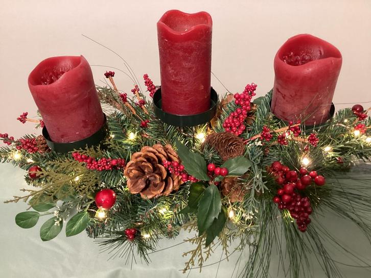 Prachtige klassiek kerststuk met kaarsenhouders & verlicting, Diversen, Kerst, Nieuw, Ophalen of Verzenden