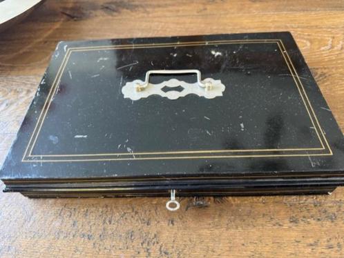 Antieke plaatstalen opbergdoos, Antiek en Kunst, Antiek | Woonaccessoires, Ophalen of Verzenden