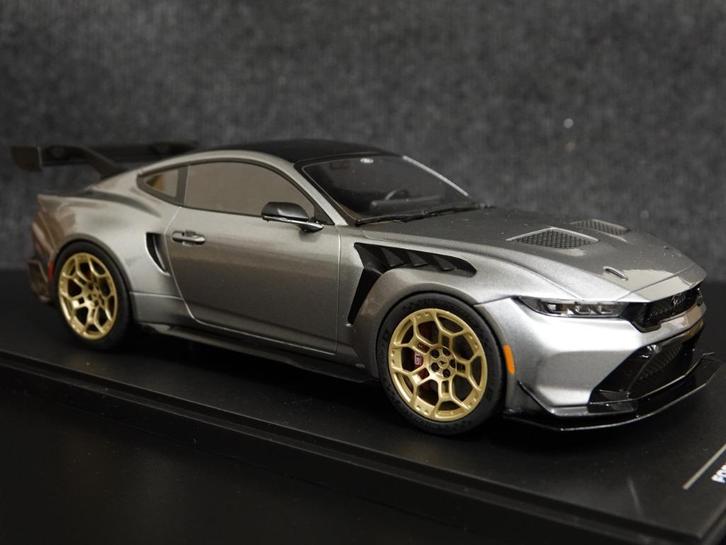 MCG / IXO 1:18 Ford Mustang GTD 2025 zilvergrijs, Hobby en Vrije tijd, Modelauto's | 1:18, Nieuw, Auto, Overige merken, Ophalen of Verzenden