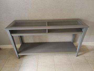 Orgineel grijze Liatorp sidetable met glazen blad beschikbaar voor biedingen