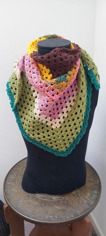 Gehaakte omslagdoek puntsjaal herfstkleuren handgemaakt beschikbaar voor biedingen