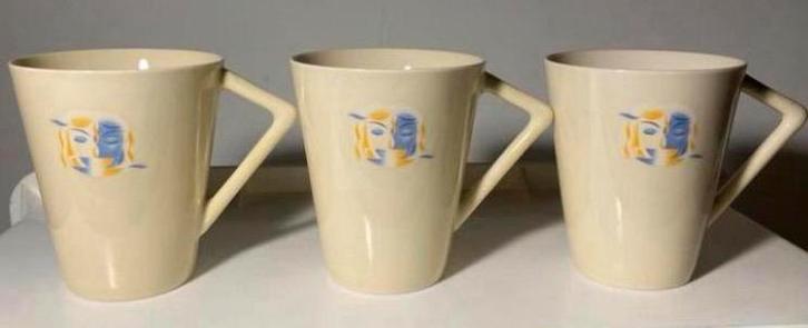 3 Mokken met driehoekig oor van Friesche Vlag. Hoogte 9 cm., Huis en Inrichting, Keuken | Servies, Zo goed als nieuw, Kop(pen) en/of Schotel(s)