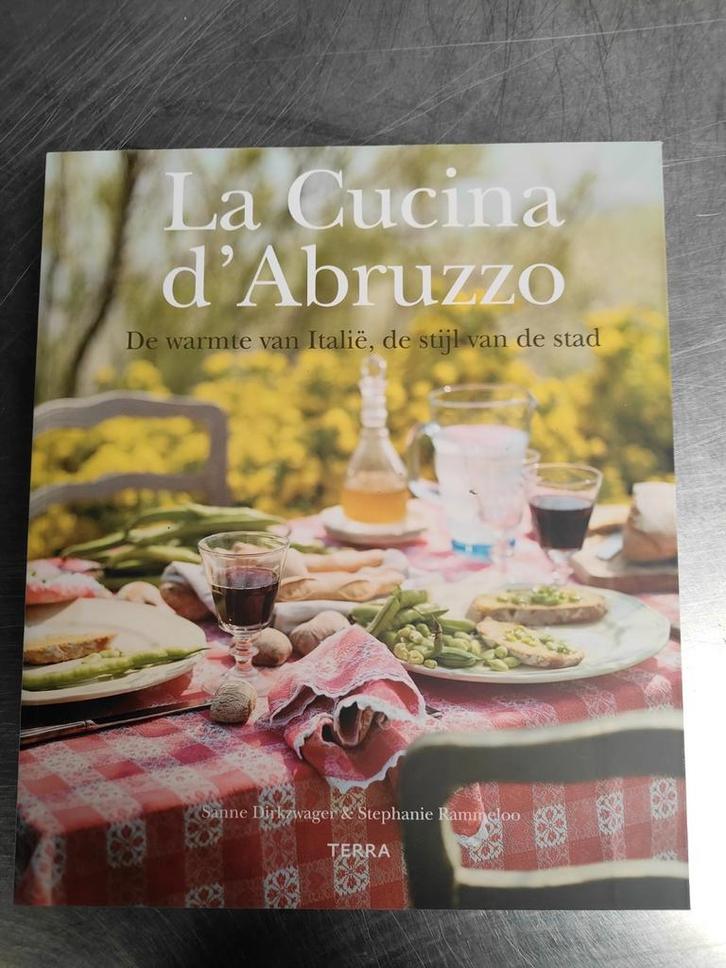 La Cucina d'Abruzzo - Italiaans Kookboek, Boeken, Kookboeken, Zo goed als nieuw, Voorgerechten en Soepen, Hoofdgerechten, Taart, Gebak en Desserts