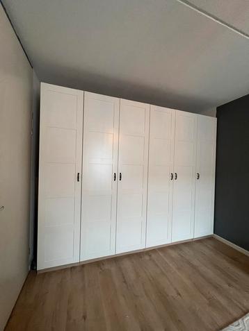 Grote witte IKEA PAX kledingkast met deuren beschikbaar voor biedingen