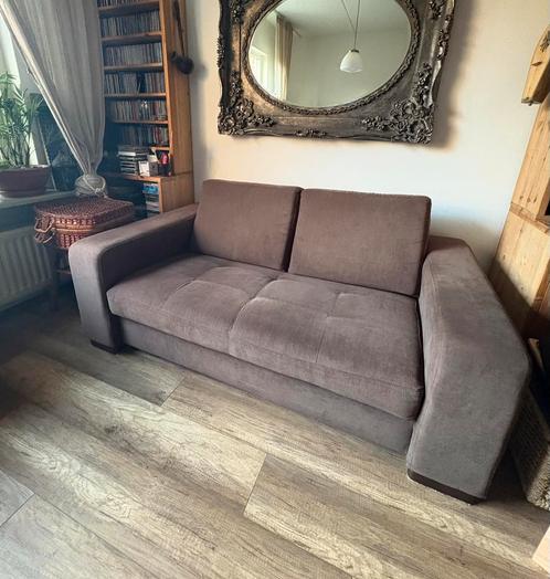 Super nette bruine tweezits bank van LAZZONI, Huis en Inrichting, Banken | Bankstellen, Zo goed als nieuw, Rechte bank, Tweepersoons