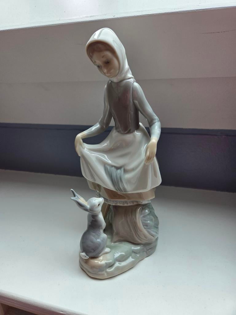 Lladro beeld " rabbits food', Ophalen of Verzenden, Zo goed als nieuw, Mens