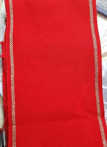 Borduurband, rood / gouden rand beschikbaar voor biedingen