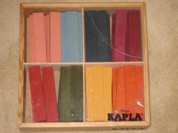 Kapla in kistje gekleurde plankjes beschikbaar voor biedingen