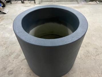 Grote ronde plantenbak met zwenkwieltjes  beschikbaar voor biedingen