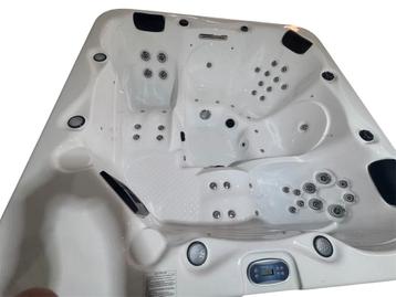 Balboa jacuzzi 5 persoons 2 lig wit incl cover beschikbaar voor biedingen