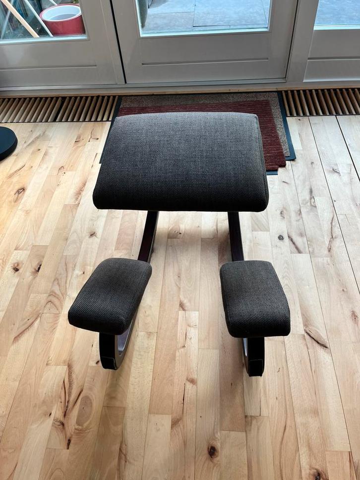 Stokke Varier stoel, opnieuw bekleed!, Huis en Inrichting, Stoelen, Gebruikt, Eén, Hout, Stof, Bruin, Ophalen