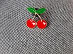 1 leuke pin van kersen te koop, Ophalen of Verzenden, Nieuw, Overige onderwerpen, Speldje of Pin