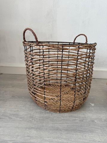 Rieten Mand met Handvatten beschikbaar voor biedingen