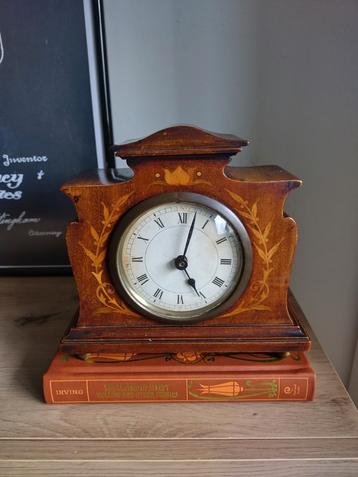 Antieke houten klok beschikbaar voor biedingen