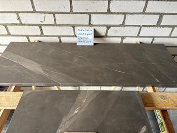 Vensterbankjes twee stukken marmer brons Armani. beschikbaar voor biedingen