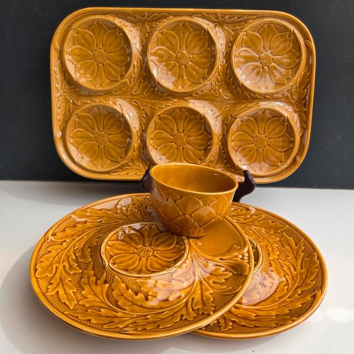 Gien, Frankrijk, artisjok serveerschaal, 2 borden, zuurbakje, Antiek en Kunst, Antiek | Servies compleet, Ophalen of Verzenden