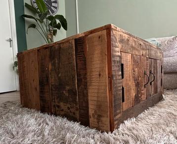 Robuste salontafel gemaakt van sloophout 90x90cm beschikbaar voor biedingen