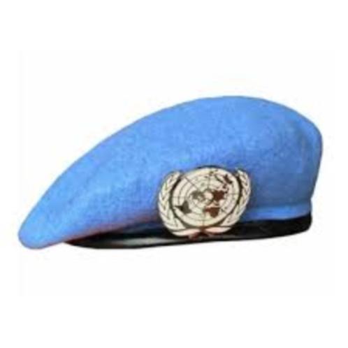 VN Blauwe Nato baret met embleem, Verzamelen, Militaria | Algemeen, Landmacht, Kleding of Schoenen, Nederland, Verzenden