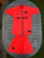 PSG tenue Mbappé roze, Sport en Fitness, Voetbal, Maat XS of kleiner, Ophalen of Verzenden, Gebruikt, Set