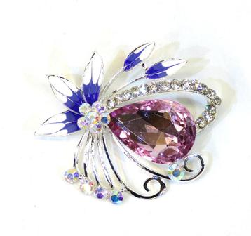 Prachtige versierde broche met een grote lila strass steen. beschikbaar voor biedingen