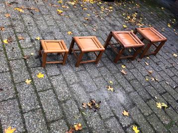 Vier rotan bijzet tafeltjes beschikbaar voor biedingen