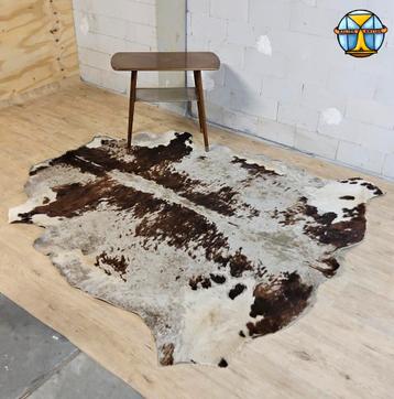 Groot Vintage Koeienhuid / Tapijt / Koeienvel (190x180cm) beschikbaar voor biedingen