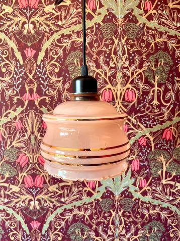 Vintage Hanglampje met Gouden Details beschikbaar voor biedingen