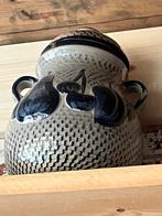 Vintage Aardewerk Pot met Blauwe Accenten, Huis en Inrichting, Woonaccessoires | Vazen, Gebruikt, 50 tot 75 cm, Blauw, Aardewerk of Porselein