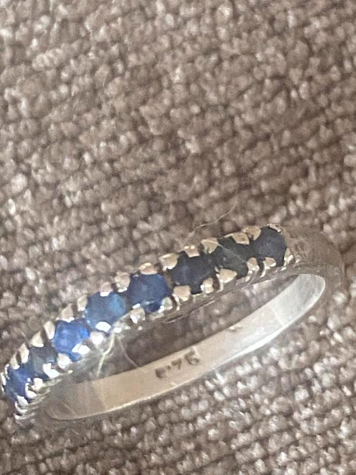 Zilveren ring met saffiertjes, Sieraden, Tassen en Uiterlijk, Ringen, Zo goed als nieuw, Dame, 17 tot 18, Zilver, Met edelsteen