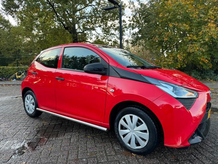Toyota Aygo 2018 rood, Auto's, Toyota, Particulier, Benzine, Hatchback, Handgeschakeld, Origineel Nederlands, Rood, Voorwielaandrijving