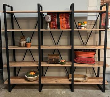 Industriële kast 230x180cm met 5 planken beschikbaar voor biedingen