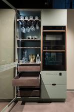 Kvik Ombra l Kastenwand l Eiken vitrinekast, Huis en Inrichting, Keuken | Complete keukens, Ophalen, Kvik, Kvik, Nieuw