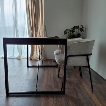 Mooie industriele eettafel van mango hout en metaal