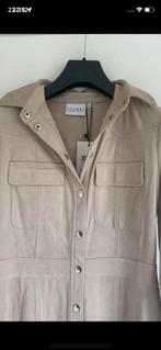 Nieuwe beige jurk/jas van femme9 XS  met drukknopen, Beige, Nieuw, Ophalen of Verzenden, Maat 34 (XS) of kleiner