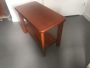 Tafeltje beschikbaar voor biedingen