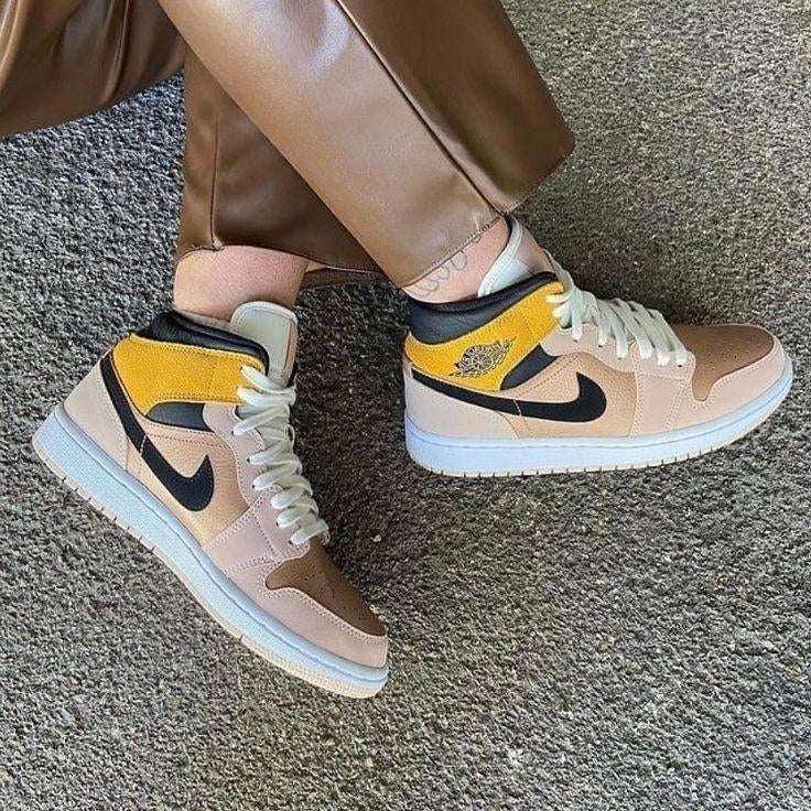 Air Jordan 1 Mid SE Particle Beige

Maat 39eu, Ophalen of Verzenden, Nieuw, Overige kleuren