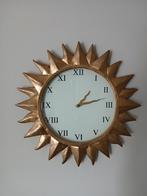 Grote goudkleurige klok zon., Huis en Inrichting, Woonaccessoires | Klokken, Ophalen, Gebruikt, Wandklok