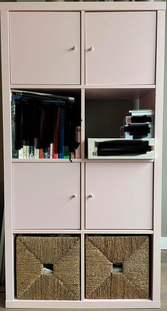 Roze KALLAX kast (Ikea), Huis en Inrichting, Kasten | Boekenkasten, Gebruikt, 50 tot 100 cm, 100 tot 150 cm, 25 tot 50 cm, Met deur(en)