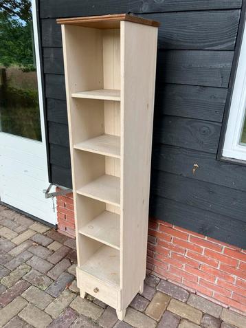 Boeken kast beschikbaar voor biedingen