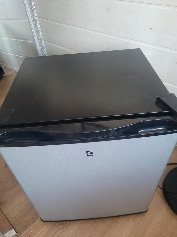 Kleine camping koelkast - Lichtgewicht en handig!, Witgoed en Apparatuur, Vaatwasmachines, Gebruikt, Vrijstaand, Minder dan 85 cm