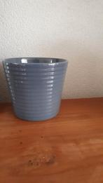 Grijze bloempot voor binnen als nieuw, Tuin en Terras, Bloempotten, Rond, Binnen, Ophalen of Verzenden, Zo goed als nieuw
