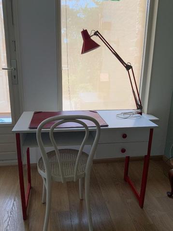 Bureau met stoel beschikbaar voor biedingen