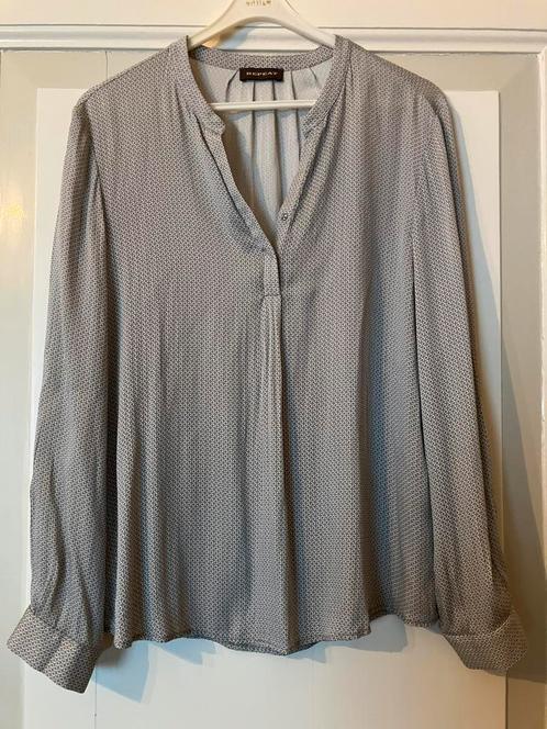 Repeat zijden blouse grijze print maat 42, Kleding | Dames, Blouses en Tunieken, Zo goed als nieuw, Maat 42/44 (L), Blauw, Ophalen of Verzenden