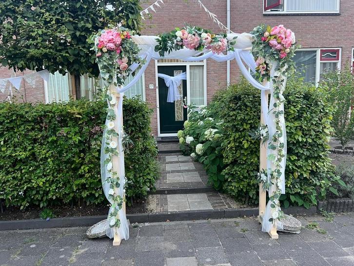 Trouwboog met zomerse bloemen te huur, Hobby en Vrije tijd, Feestartikelen | Verhuur, Zo goed als nieuw, Geboorte of Huwelijk
