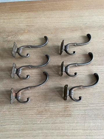 Mooie set vintage messing kapstokhaken beschikbaar voor biedingen