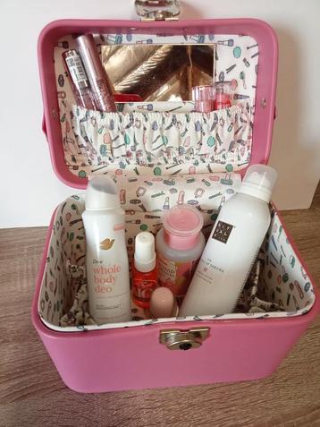 Roze vintage, leren beauty case, met slot en sleutel  beschikbaar voor biedingen