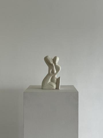 Abstract beeldhouwwerk, de omhelzing, figuratief beschikbaar voor biedingen