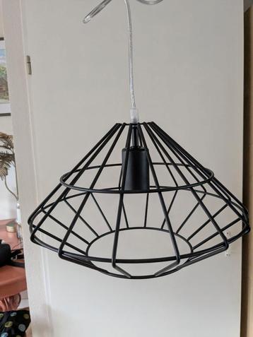 Nieuwe  zwart metalen hanglamp drie stuks beschikbaar voor biedingen